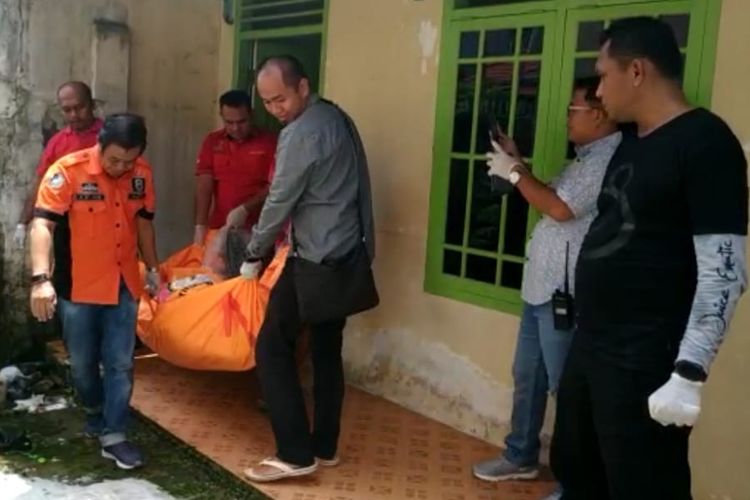Petugas identifikasi Polresta Palembang melakukan evakuasi terhadap jenazah ibu dan anak yang ditemukan didalam rumah kawasan Jalan Swakarya, Kelurahan Demang Lebar Daun, Kecamatan Ilir Barat I Palembang, Sumatera Selatan, diduga karena bunuh diri,Kamis (18/4/2019).