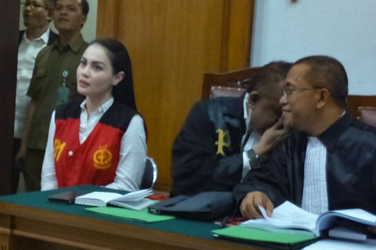 Artis Jennifer Dunn mendengarkan keterangan para saksi di Pengadilan Negeri Jakarta Selatan, Kamis (12/4/2018).