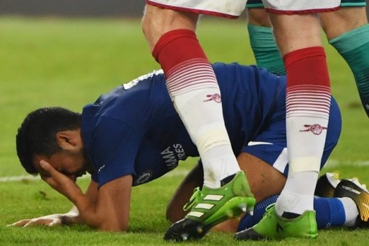 Pemain sayap Chelsea, Pedro Rodriguez, mengalami kesakitan dalam partai uji coba kontra Arsenal di Stadion Birds Nest, Sabtu (22/7/2017) waktu setempat.