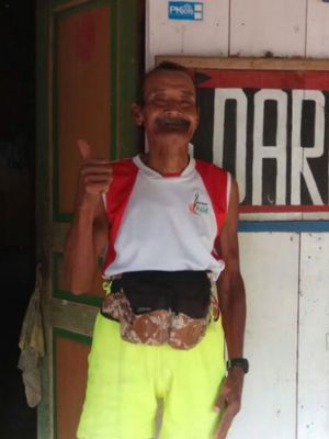 Darmiyanto (82), tukang becak sekaligus pelari veteran di rumahnya di Dusun Ngemplak Tugel, Desa Krandon Lor, Kecamatan Suruh Kabupaten Semarang sebelum berlari menuju pangkalan becaknya di Jl Pemotongan Salatiga, Sabtu (14/10/2017) pagi