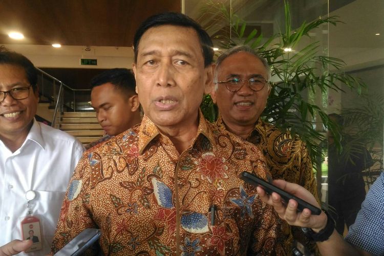 Menteri Koordinator Bidang Politik, Hukum, dan Keamanan (Menko Polhukam) Wiranto di kantor pusat PT. Adhi Karya, Pasar Minggu, Jakarta Selatan, Jumat (26/4/2019).