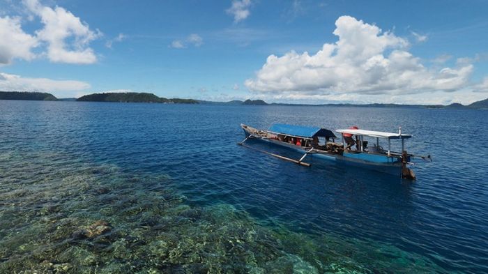 Tomini, Teluk Di Balik Garis Imajiner