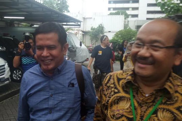 Bupati Nganjuk Taufiqurrahman didampingi pengacara seusai diperiksa sebagai tersangka di Gedung KPK Jakarta, Selasa (24/1/2017).