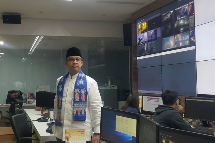 Gubernur DKI Jakarta Anies Baswedan meninjau beberapa titik banjir melalui Jakarta Smart City di lantai 3 Gedung Balai Kota DKI Jakarta, Kamis (19/10/2017).