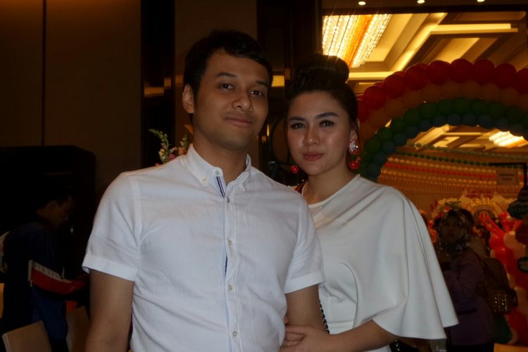 Vicky Shu dan suaminya, Ade Imam, hadir dalam perayaan ulang tahun pertama Arsya Akbar Pemuda Hermansyah, putra Anang Hermansyah dan Ashanty, di Hotel Sheraton, Gandaria City, Jakarta Selatan, Minggu (29/10/2017).