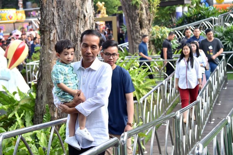 Presiden Joko Widodo bersama sang cucu Jan Ethes bermain di Dufan, Taman Impian Jaya Ancol, Sabtu (2/6/2018).