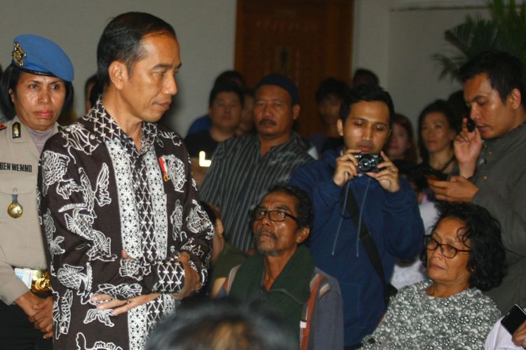 Presiden Joko Widodo (kedua kiri) berbincang dengan anggota keluarga salah satu korban yang menjadi penumpang Lion Air JT 610 yang jatuh saat mengunjungi Crisis Centre di Bandara Soekarno Hatta, Tangerang, Banten, Senin (29/10/2018). Dalam pesannya, presiden meminta keluarga tetap tenang dan sabar dalam menghadapi musibah yang menimpa anggota keluarganya dan menyerahkan semuanya kepada pihak yang terkait.