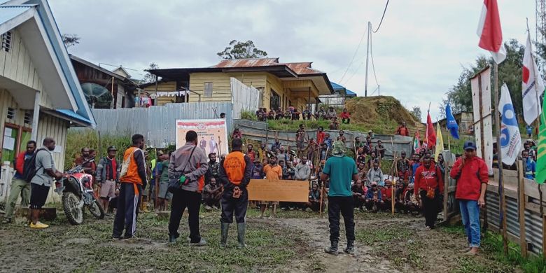 Masyarakat dari Distrik Agisiga, Kabupaten Intan Jaya, Papua sedang melakukan demonstrasi di Kntor Bawaslu Intan Jaya untuk meminta hasil rekapitulasi suara di tempat mereka dikembalikan seperti semula karena ada kecurigaan petugas PPD setempat melakukan kecurangan (3/05/219)