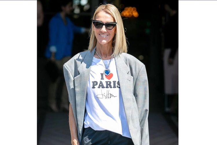 Celine Dion mengenakan sebuah kalung yang terinspirasi dari film Titanic di Paris, Perancis, Rabu (3/7/2019).