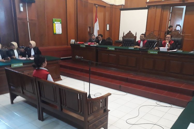 Artis VA dalam sidang perkara kesusilaan di Pengadilan Negeri Surabaya, Rabu (24/4/2019)