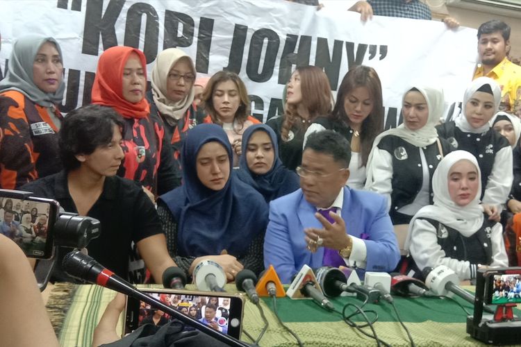 Fairuz A Rafiq dan suaminya Sonny Septian didampangi kuasa hukumnya, Hotman Paris, ke Komnas Perempuan, Menteng, Jakarta Pusat, Senin (8/7/2019).