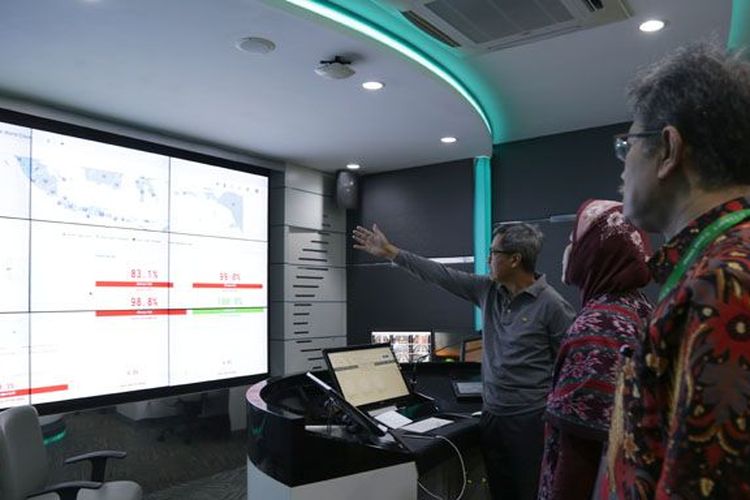 Rektor Universitas Padjadjaran Prof. Tri Hanggono Achmad menunjukkan kesiapan server pusat UTBK di seluruh wilayah di Indonesia melalui layar di ruang Command Center Unpad, Gedung Rektorat Unpad, saat pelaksanaan hari pertama UTBK Gelombang I yang digelar Sabtu (13/4). 