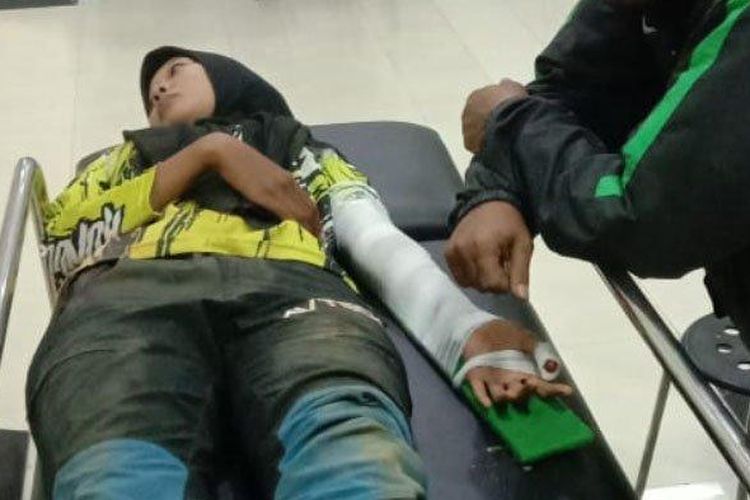 Atlet Paralayang Tuban, Oktavia Barokah Firda saat dirawat di rumah sakit akibat terjatuh saat take off, Minggu (7/7/2019) 
