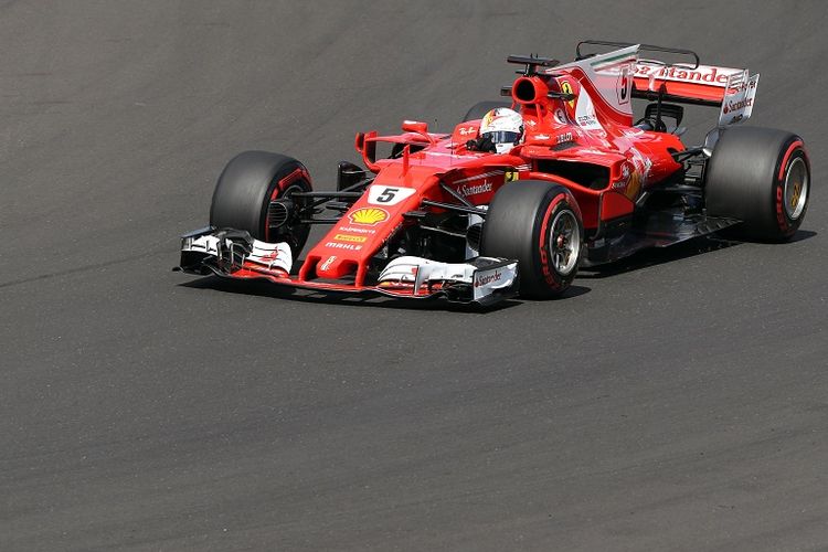 Pebalap Scuderia Ferrari, Sebastian Vettel, menjalani sesi latihan GP Hungaria, di Hungaroring, Budapest, Jumat (28/7/2017).