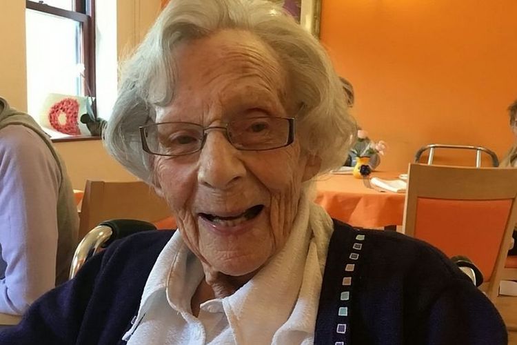 Nyonya Anne Brokenbrow, yang telah berusia 104 tahun, warga Stoke Bishop, Bristol, Inggris yang mengaku tidak pernah melanggar hukum seumur hidupnya dan kini ingin merasakan ditahan oleh polisi.