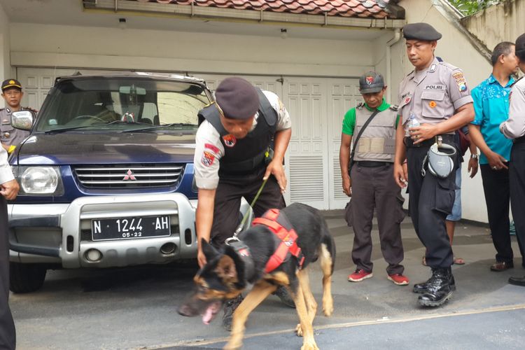 Anjing pelacak yang dikerahkan untuk menyelidiki TKP kematian mantan Wakapolda Sumatera Utara Kombes (Purn) Agus Samad di rumahnya, Perum Bukit Dieng, Kelurahan Pisangcandi, Kecamatan Sukun, Kota Malang, Sabtu (24/2/2018).