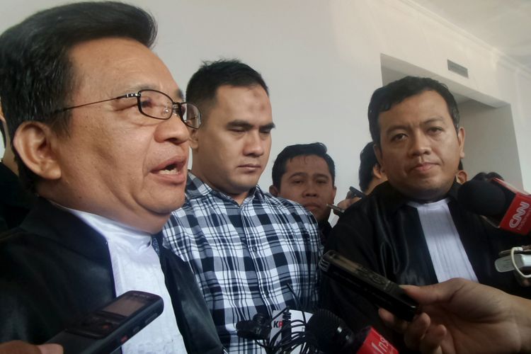 Terdakwa kasus suap Saipul Jamil didampingi kuasa hukumnya usai sidang di Pengadilan Tipikor, Jakarta Pusat, Rabu (19/7/2017).