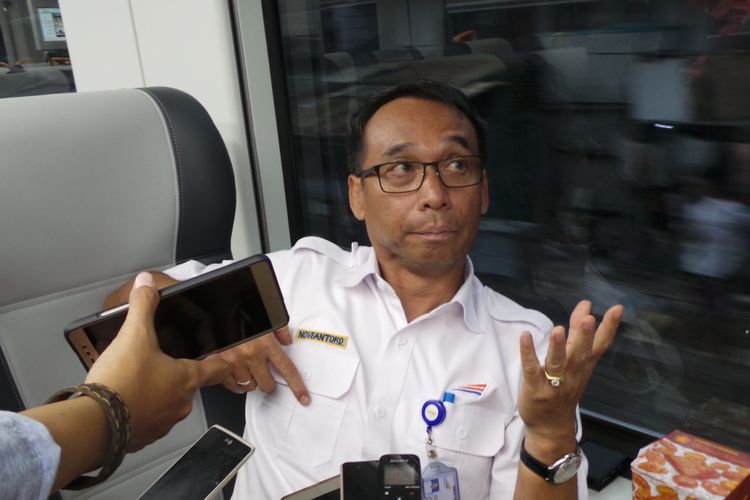 Direktur Logistik dan Pengembangan PT KAI Budi Noviantoro, di atas kereta Bandara Soekarno Hatta, Jakarta, Selasa (3/10/2017).