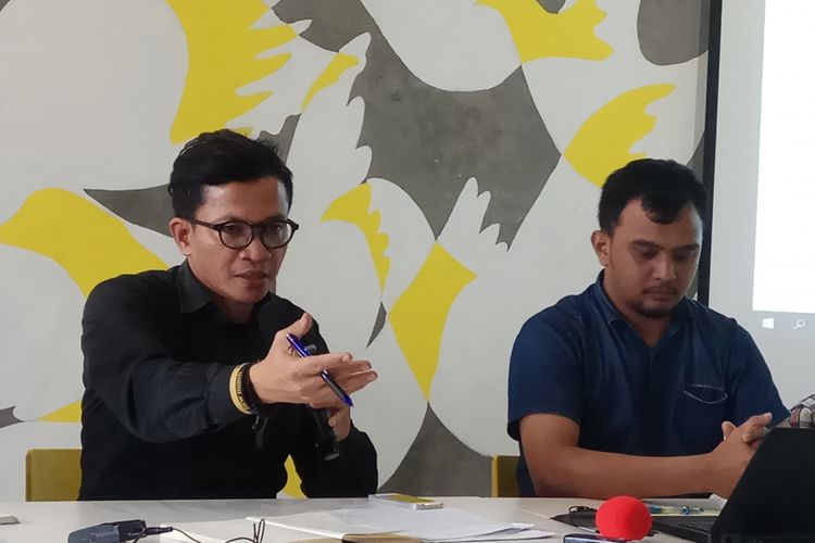 Direktur Amnesty Internasional Indonesia, Usman Hamid (kiri), saat ditemui di kantornya, Jakarta, Jumat (20/10/2017). 