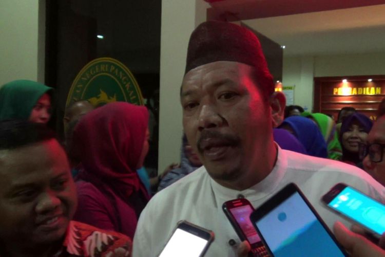 Calon Wakil Wali Kota Pangkal Pinang Ismiryadi memberi ketarangan pers seusai sidang di Pengadilan Negeri Pangkal Pinang.