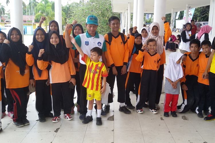 Anak-anak penyandang disabilitas antusias menanti kedatangan obor Asian Paragames 2018 di Lapangan Merdeka Pangkal Pinang.