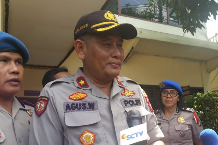 Kapolsek Ciracas Kompol Agus Widar saaat diwawancarai di Polsek Ciracas Jakarta Timur, Jumat (14/12/2018)