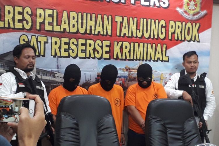 Tiga orang tersangka penjualan air gun dan airsoft gun ilegal secara online dihadirkan dalam konferensi pers di Mapolres Pelabuhan Tanjung Priok, Senin (21/1/2019).