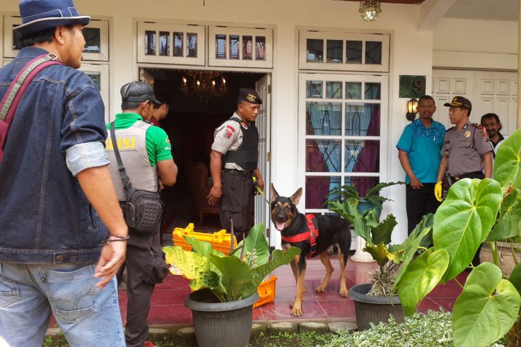 Petugas Polres Malang Kota saat melakukan olah TKP dengan menerjunkan anjing pelacak terkait tewasnya mantan Wakapolda Sumut Kombes Pol (Purn) Agus Samad yang ditemukan tewas di rumahnya, Perum Bukit Dieng, Kota Malang, Sabtu (24/2/2018)