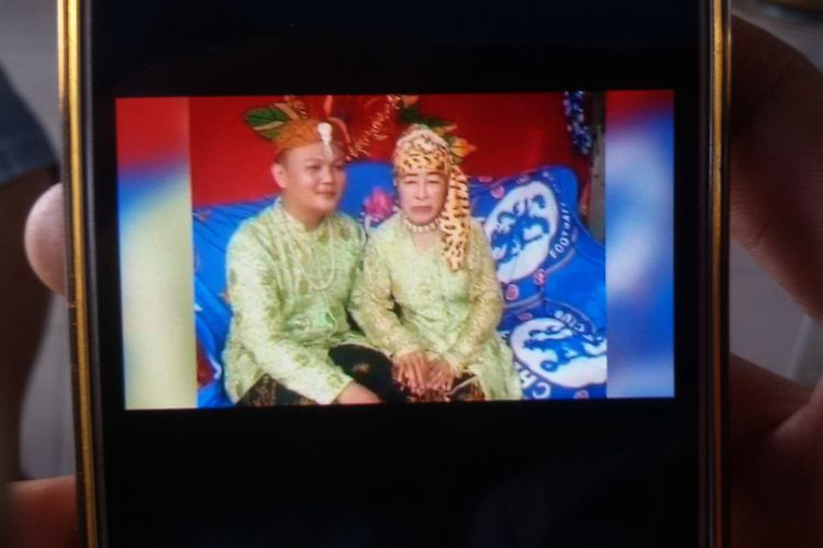 Salah satu foto pernikahan Siti Fatimah (56) dan Eko (25) di Desa Kelabat, Bangka Barat.