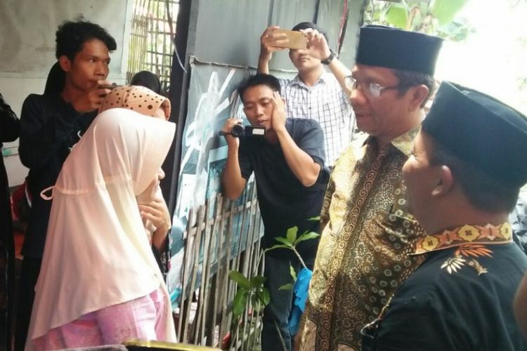 Mahfud MD saat bedialog dengan isteri almarhum Ahmad Budi Cahyono