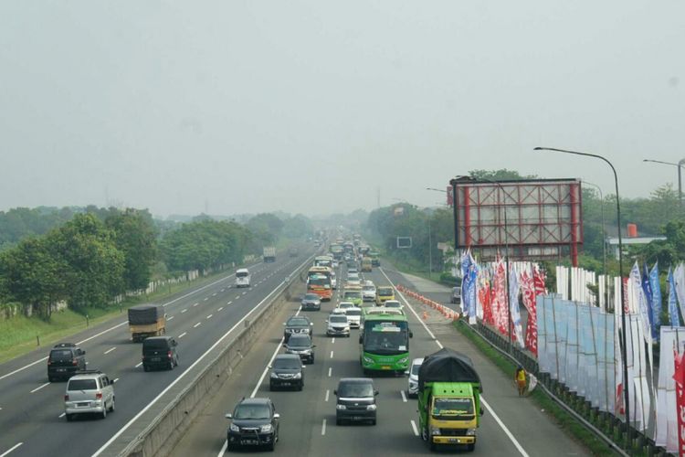 Penyempitan jalan dari kondisi normal di KM 38 menjadi penyebab kemacetan di Tol Jakarta-Cikampek, Sabtu (9/6/2018).