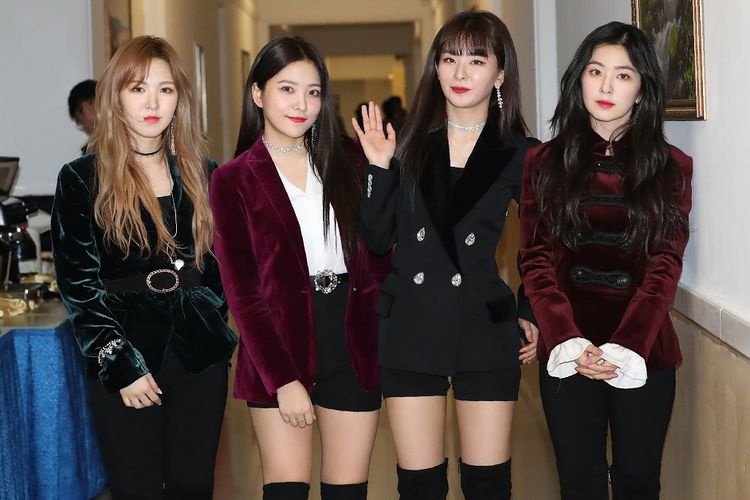 Girlband Red Velvet berpose menjelang tampil di konser di East Pyongyang Grand Theatre, Pyongyang, Korea Utara, Minggu (1/4/2018).