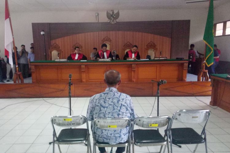 Mantan Bupati Bandung Barat Abubakar tengah duduk di kursi pesakitan mendengarkan putusan hakim menjatuhkan pidana lima tahun enam bulan kepadanya dalam sidang putusan di Pengadilan Tipikor Bandung, Kota Bandung, Jawa Barat, Senin (17/12/2018).