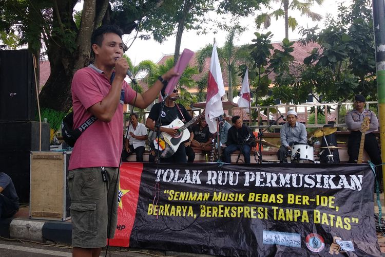 Musisi asal Pamekasan berunjuk rasa di depan kantor DPRD Pamekasan, dengan membuat panggung terbuka menolak RUU Permusikan 