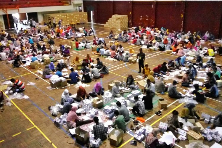 Para tenaga lipat saat melipat surat suara di GOR Pangukan Sleman, Rabu (20/3/2019). 
