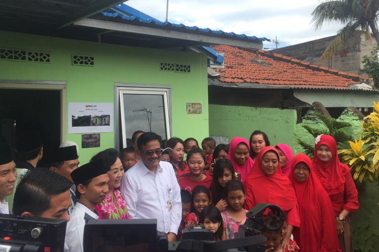 Gubernur DKI Jakarta Djarot Saiful Hidayat beserta salah keluarga penerima program bantuan bedah rumah dari Pemprov DKI Jakarta, Rabu (28/9/2017).