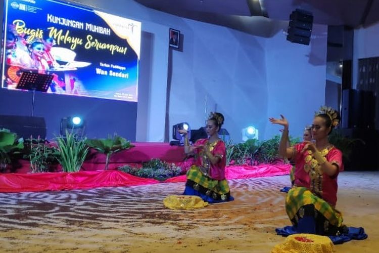 Salah satu tarian tradisional dari Melayu yang ditampilkan di event Kunjungan Muhibah Bugis Melayu Serumpun di Kota Batam, Sabtu (27/4/2019).