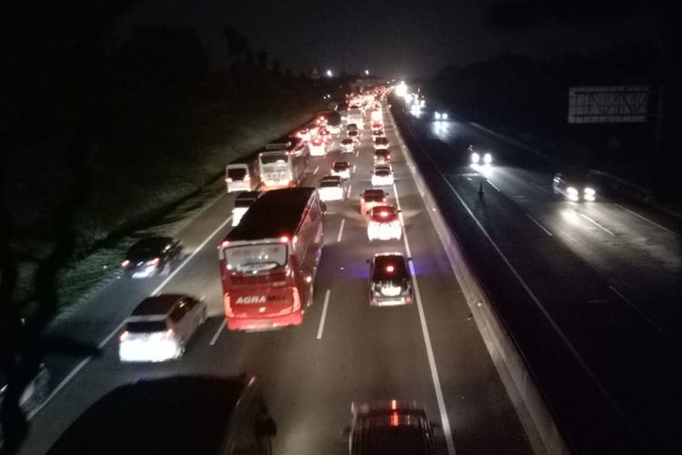 Arus lalu lintas di KM 55 tol Jakarta-Cikampek pada Sabtu (22/12/2018) pukul 20.40 WIB nampak ramai lancar.