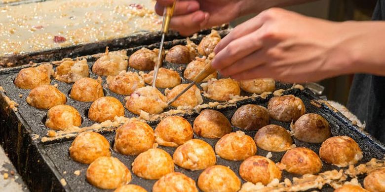 Takoyaki, jajanan khas Jepang ini akan terasa nikmat sekali jika disajikan dengan saus dan irisan tipis ikan Bonito.