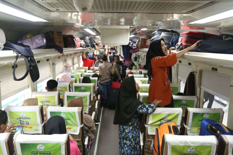 Sejumlah  pemudik saat di dalam kereta di Stasiun Pasar Senen, Jakarta, Minggu (10/6/2018). 