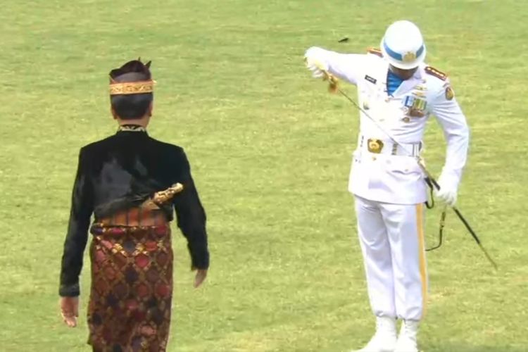 Presiden Joko Widodo mendadak menghampiri komandan upacara saat HUT RI ke-74 di Istana, Sabtu (17/8/2019).