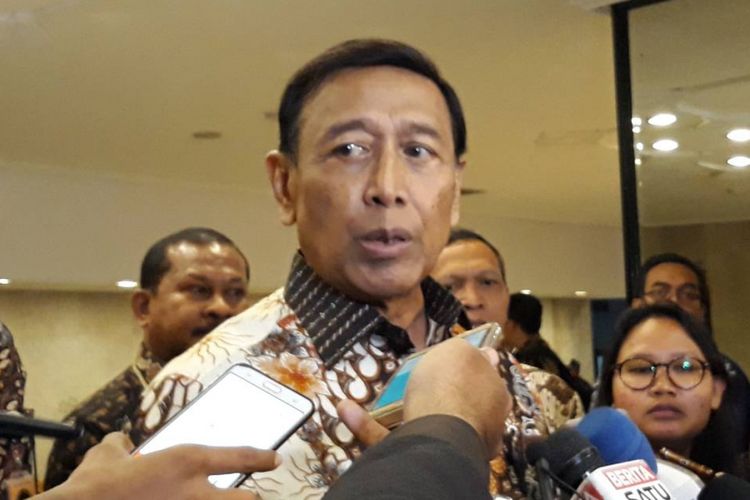 Menteri Koordinator Bidang Politik, Hukum dan Keamanan Wiranto di kantor Kemenko Polhukam