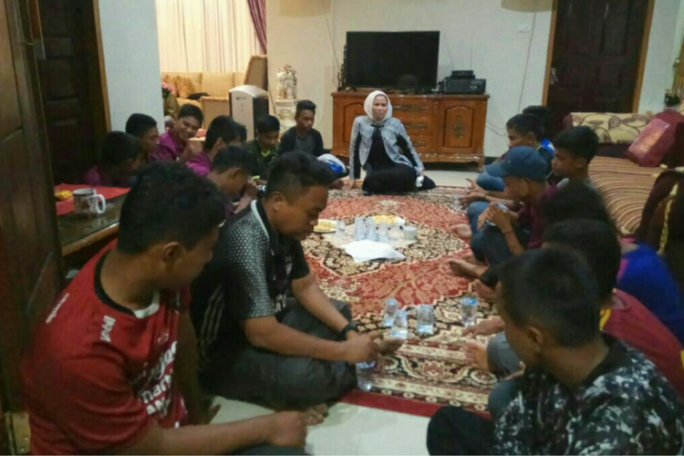 Tim sepakbola Kabupaten Kampar yang mewakili Riau pada Piala Menpora 2018 saat disambut Anggota DPRD Kota Pekanbaru, Ade Hartati, Rabu (12/9/2018)