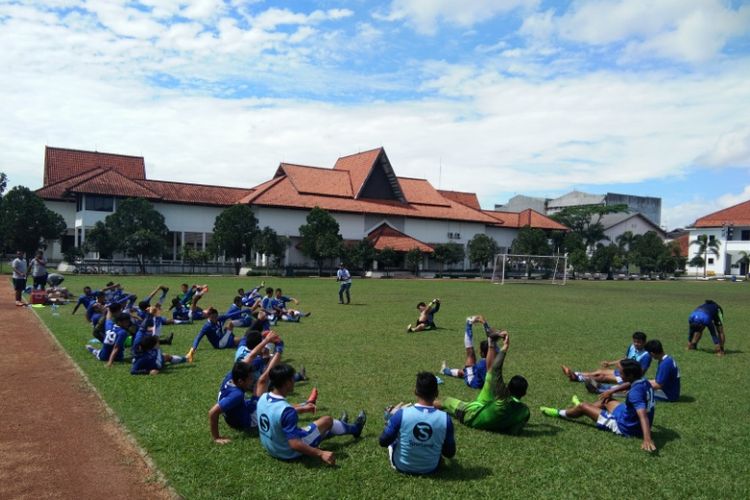 Para pemain Persib saat menjalani sesi latihan di Lapangan Sesko AD, Jalan Gatot Subroto, Senin (18/12/2017) pagi. 