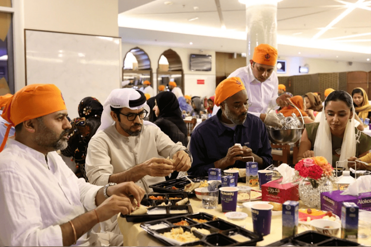 Pengunjung kuil Sikh di Dubai menikmati makanan buka puasa bersama saat bulan Ramadhan.