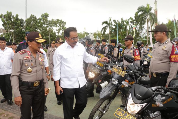 Gubernur Kepri Nurdin Basirun didampingi Kapolda Kepri Irjen Didid memeriksa pasukan dalam apel bersama kemarin