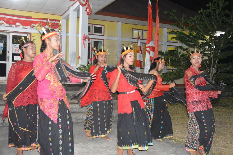 Para penari dari SMPN I Kota Komba, Kelurahan Watunggene, Kecamatan Kota Komba, Kabupaten Manggarai Timur, Sabtu (17/8/2019) malam mementaskan tarian Enu Deng Lipa Songke untuk memeriahkan HUT ke-74 RI tingkat Kecamatan Kota Komba.