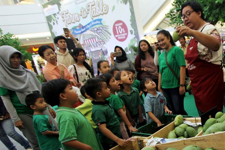 Anak-anak belajar tentang sayuran dan buah lokal di acara Farm to Table yang diadakan di mal AEON BSD, Tangerang.
