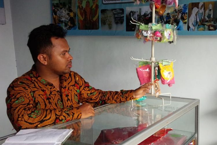Achmad Fathul Iman (29), pegiat pemberdayaan difabel di Jombang, Jawa Timur, menunjukkan beberapa produk hasil karya para difabel yang dipasarkan melalui situs difabelmall.com.