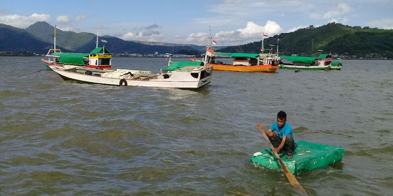 Puluhan kapal nelayan terdampar di pantai Lawata Kota Bima akibat gelombang tinggi, Minggu (6/1/2019). 